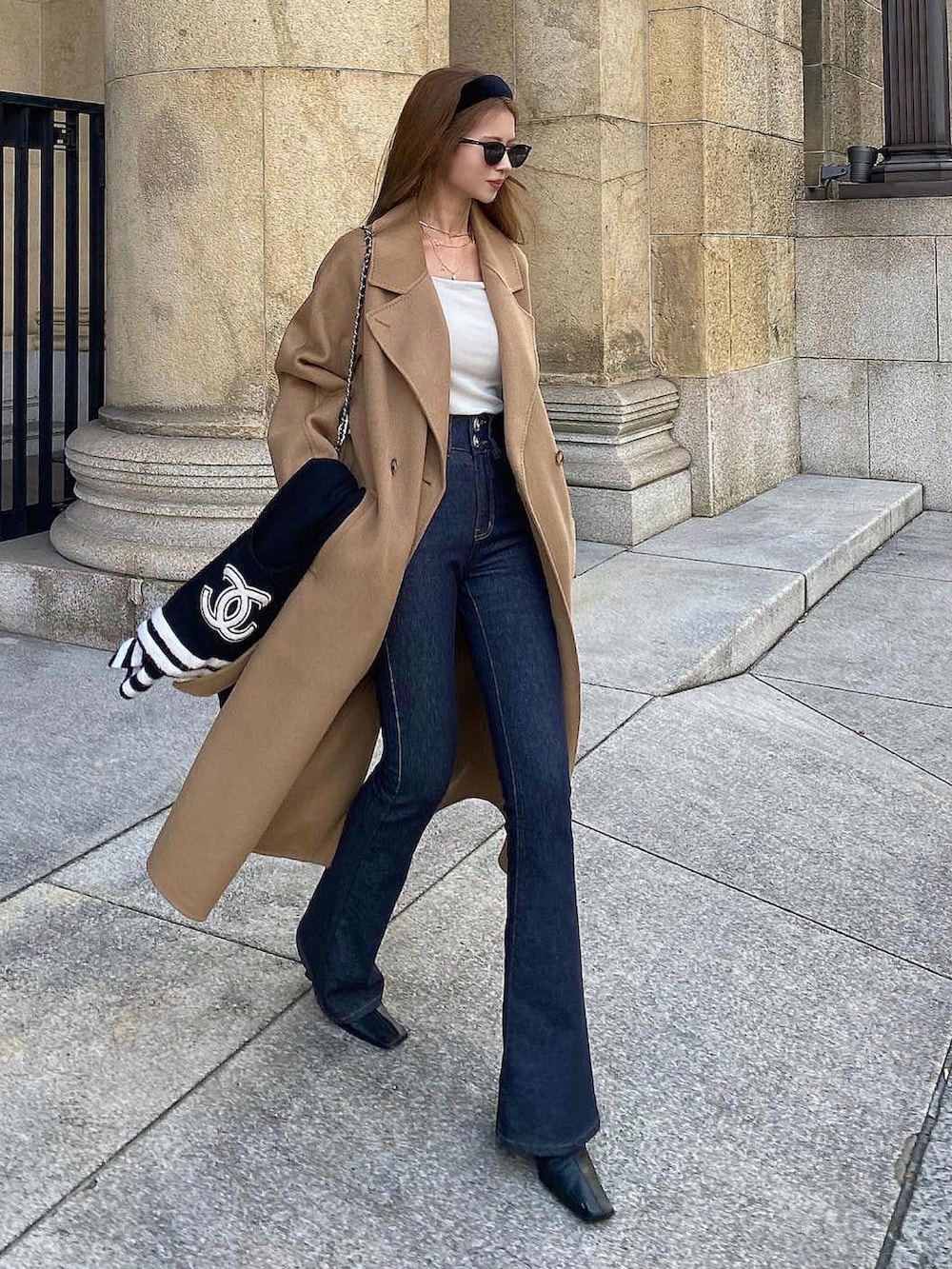 ブラウン系のジャケット/アウター、ブルー系のデニムパンツ、ブラック系のショルダーバッグを着用したレディースの秋コーディネートの3枚目の写真