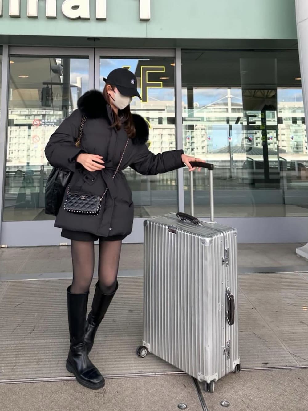 ブラック系のジャケット/アウター、ブラック系のショルダーバッグを着用したレディースの春コーディネートの5枚目の写真