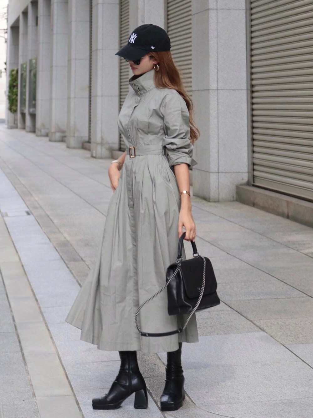 ブラック系のバッグ、その他のワンピース、ブラック系のキャップを着用したレディースの秋コーディネートの2枚目の写真
