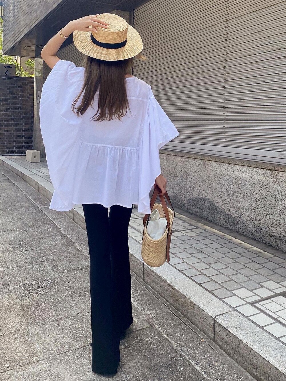 「シンプル、春夏コーデ、カジュアルコーデ、夏コーデ、大人コーデ、骨格ウェーブ、madder vintage、かごバッグ、リブパンツ、LOEWE、むぎわら帽子、オトナカジュアル、きれいめカジュアル、厚底サンダル、モノトーン」｜「Madder vintageのアイテム（シャツ/ブラウス、ホワイト系）」を使った、Akaneさん（レディース・163cm）の春コーディネートの5枚目の写真