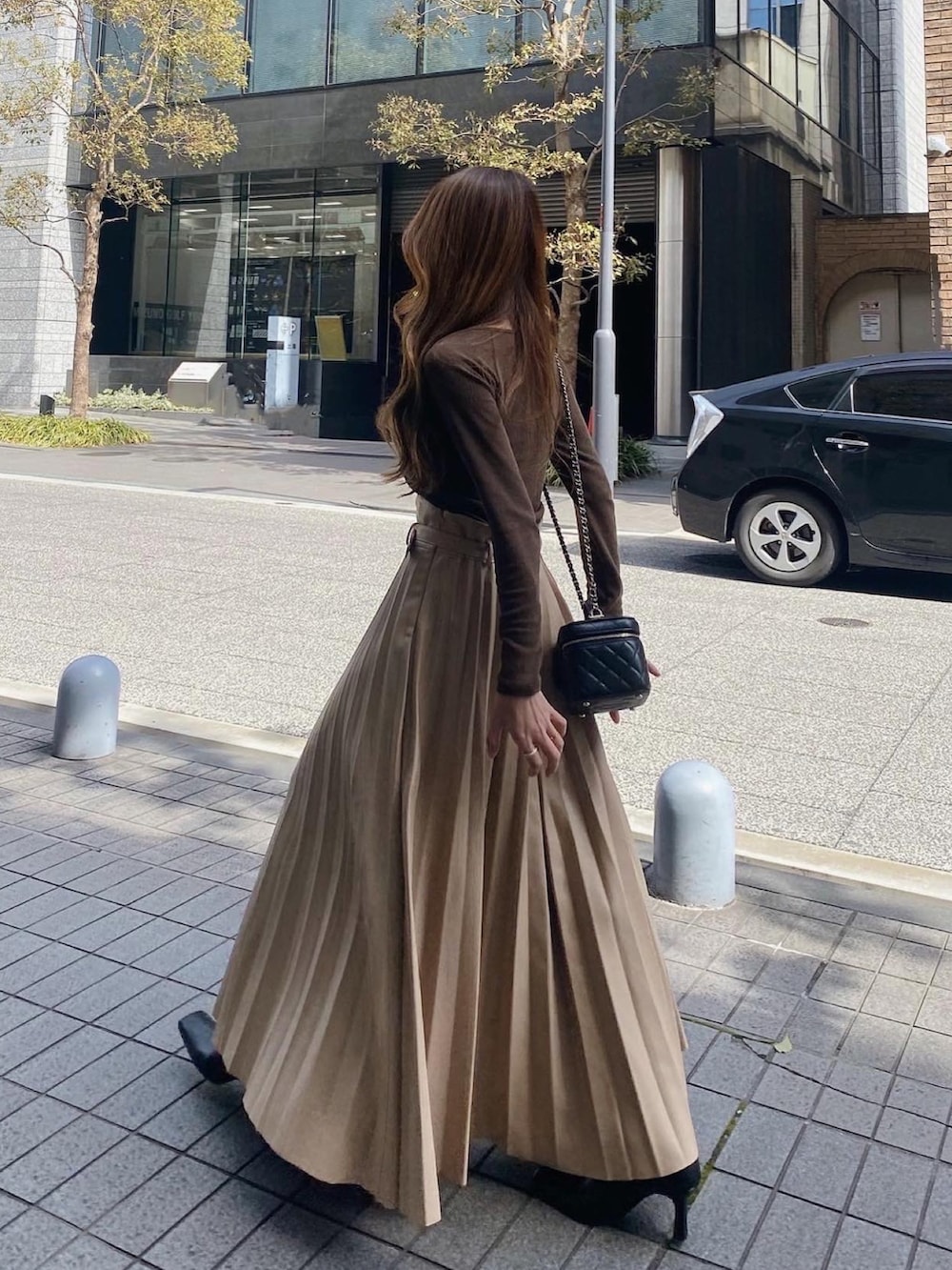 「オトナカジュアル、カジュアル、春夏コーデ、春服みてみて、madder vintage、ベージュ、ロングスカート、プリーツスカート、レザースカート、淡色コーデ、リブニット、きれいめカジュアル、キレイめ、モード、休日スタイル」｜「Madder vintageのアイテム（スカート、ベージュ系）」を使った、Akaneさん（レディース・163cm）の春コーディネートの4枚目の写真