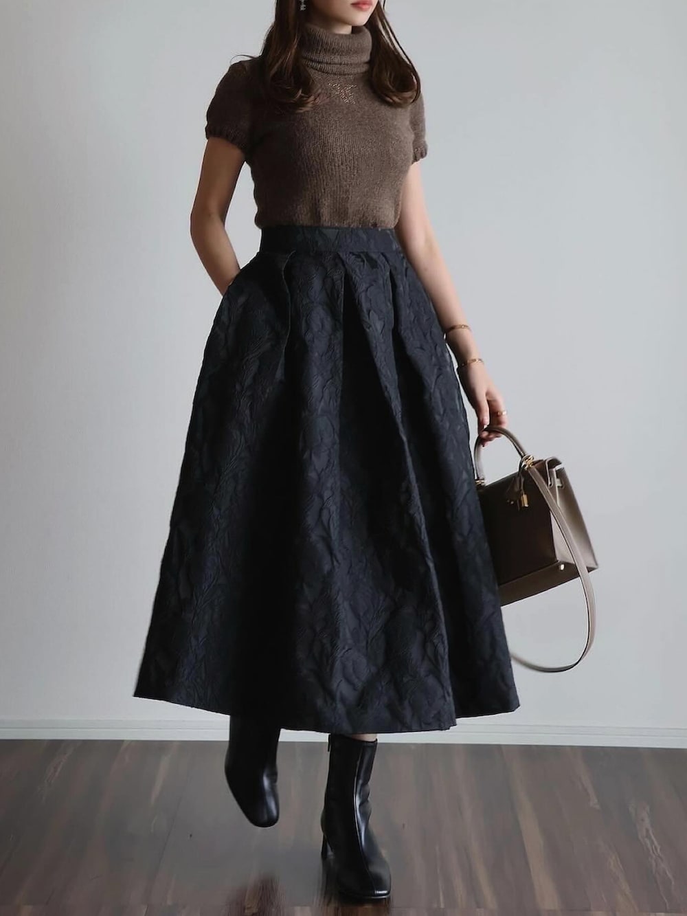 ブラック系のスカート、その他のバッグ、ブラウン系のトップスを着用したレディースの春コーディネートの2枚目の写真