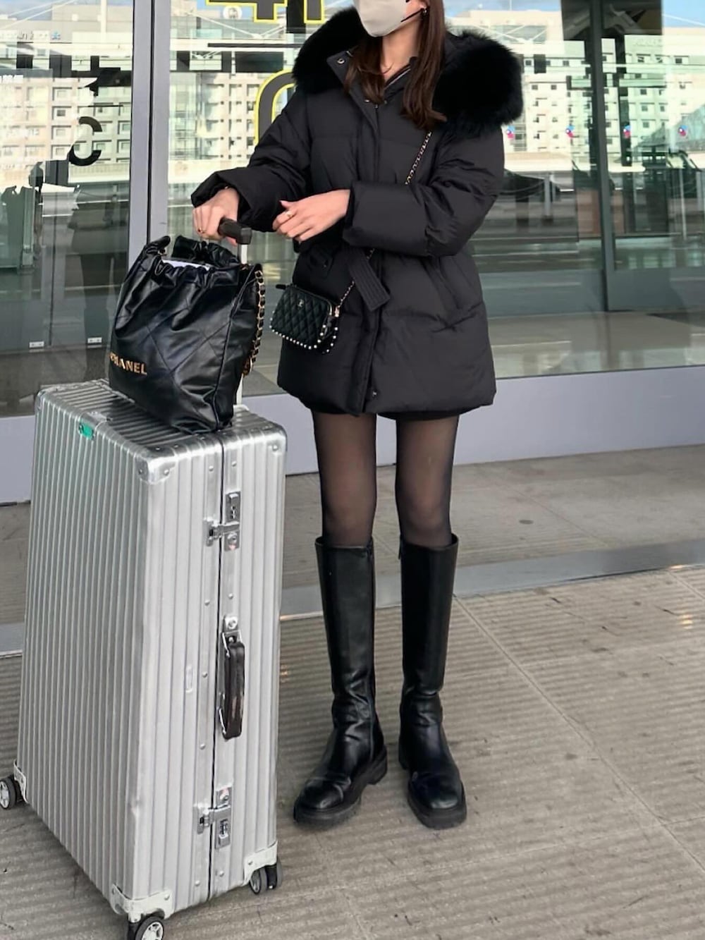 ブラック系のジャケット/アウター、ブラック系のショルダーバッグを着用したレディースの春コーディネートの3枚目の写真