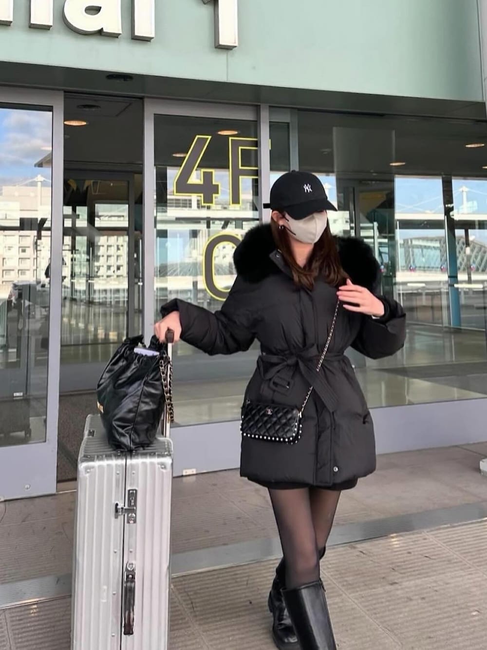 ブラック系のジャケット/アウター、ブラック系のショルダーバッグを着用したレディースの春コーディネートの4枚目の写真