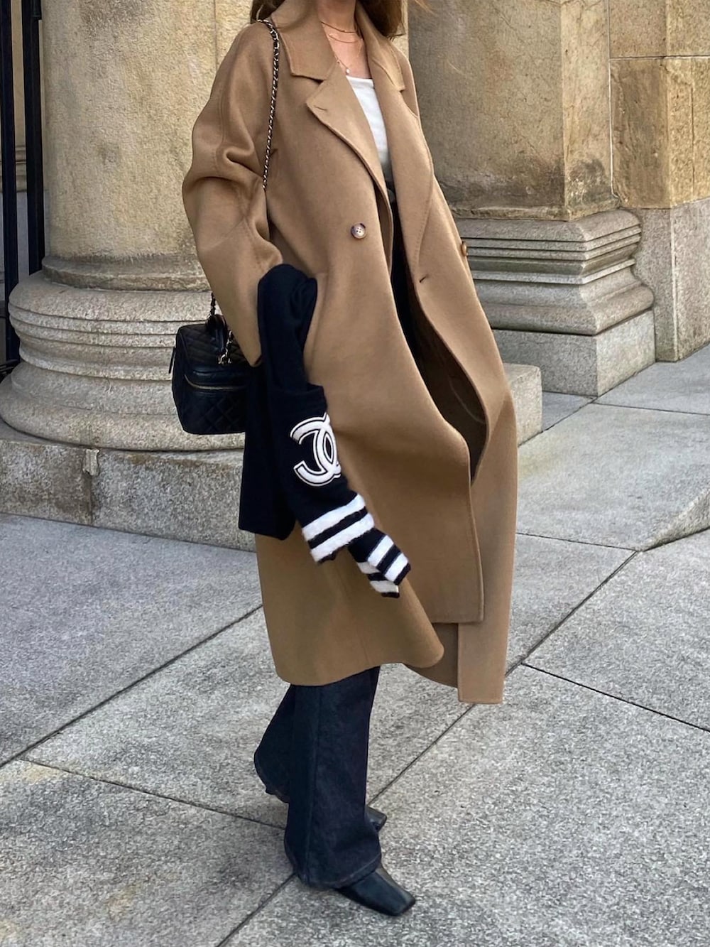 ブラウン系のジャケット/アウター、ブルー系のデニムパンツ、ブラック系のショルダーバッグを着用したレディースの秋コーディネートの2枚目の写真