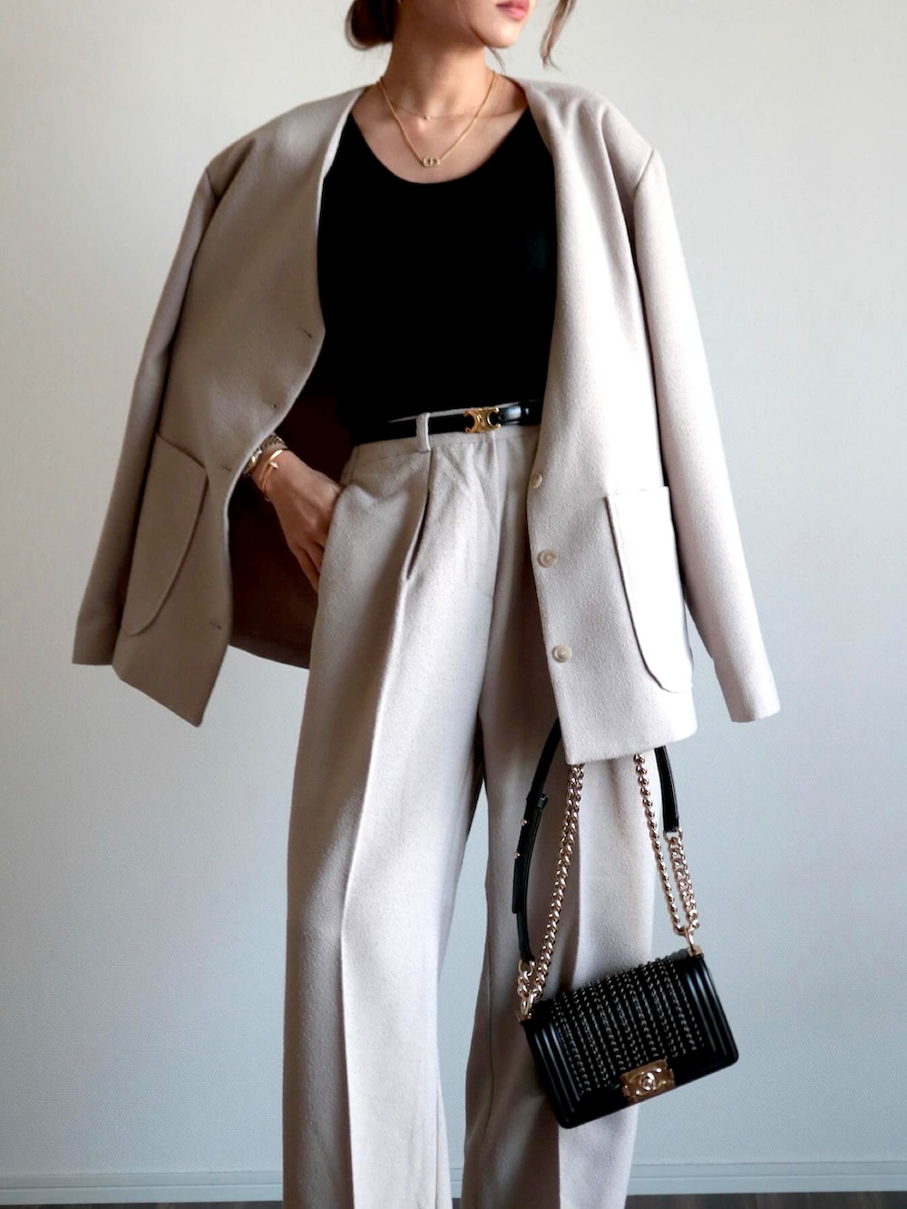 ブラック系のショルダーバッグ、グレー系のセットアップを着用したレディースの春コーディネートの4枚目の写真