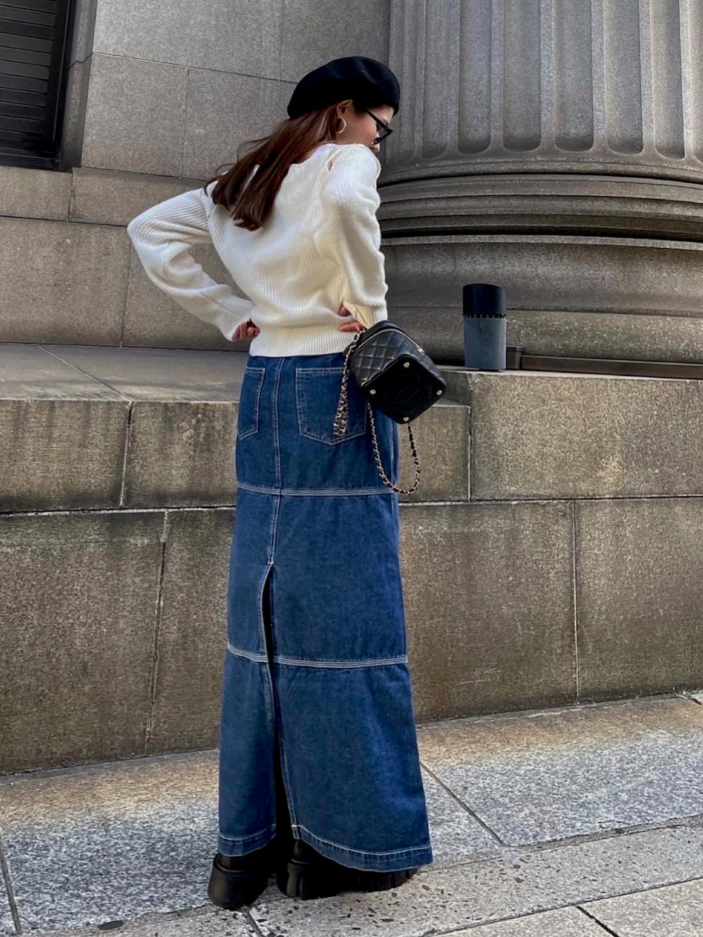ブルー系のデニムスカート、ホワイト系のニット/セーターを着用したレディースの秋コーディネートの5枚目の写真