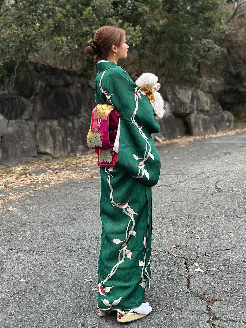 グリーン系の着物を着用したレディースの冬コーディネートの2枚目の写真