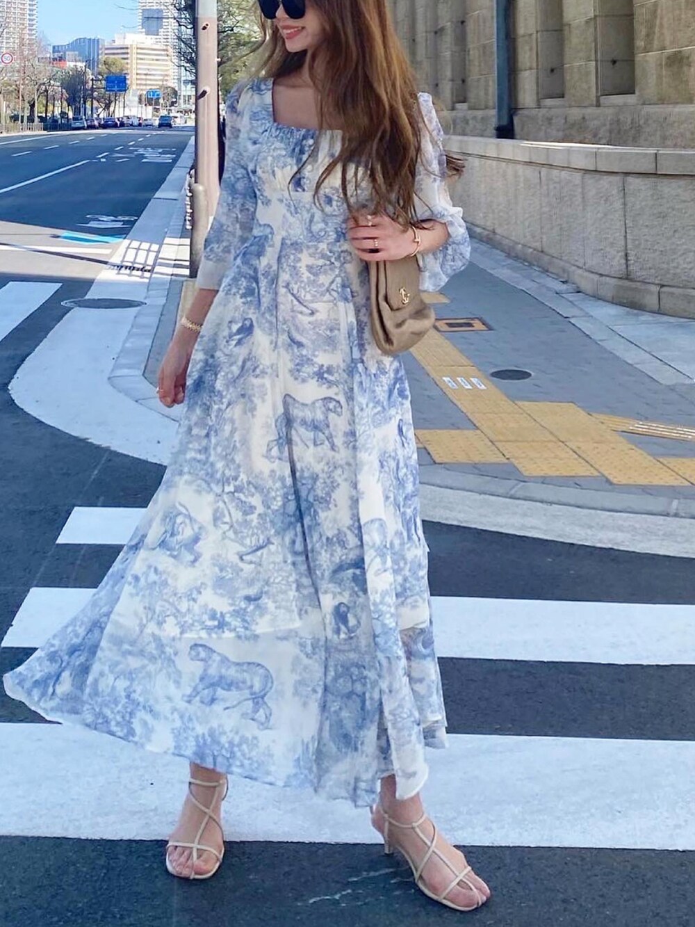 ブルー系のワンピース/ドレス、ホワイト系のサンダル、ゴールド系のショルダーバッグを着用したレディースの春コーディネートの4枚目の写真