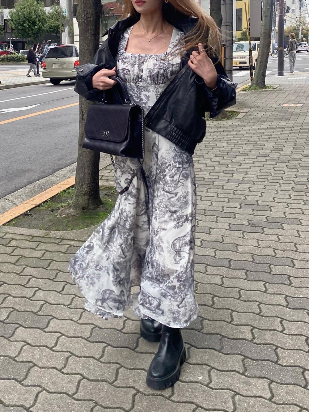 ブラック系のジャケット/アウター、ブラック系のワンピース、ブラック系のブーツを着用したレディースの春コーディネートの3枚目の写真