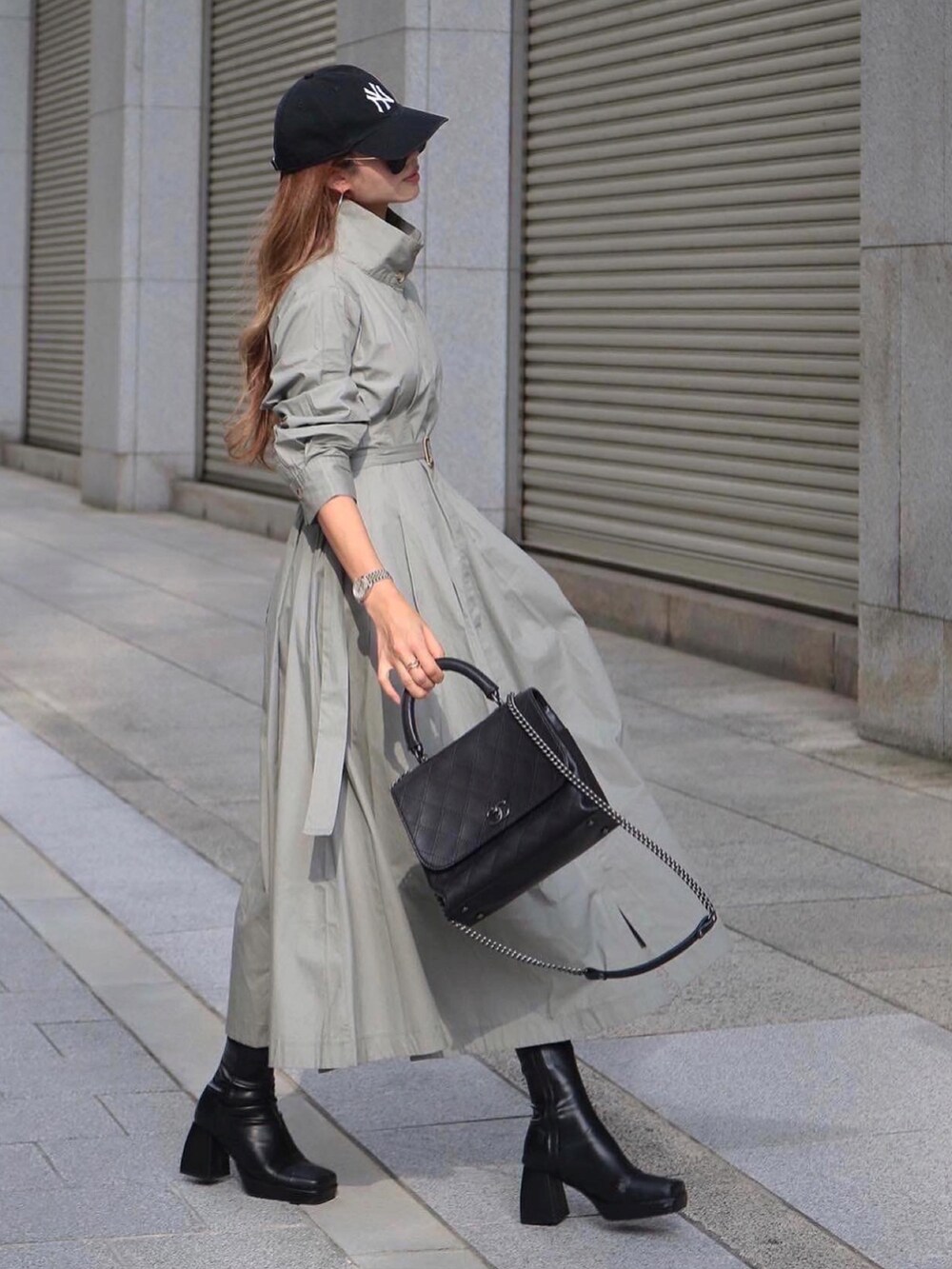 ブラック系のバッグ、その他のワンピース、ブラック系のキャップを着用したレディースの秋コーディネートの5枚目の写真