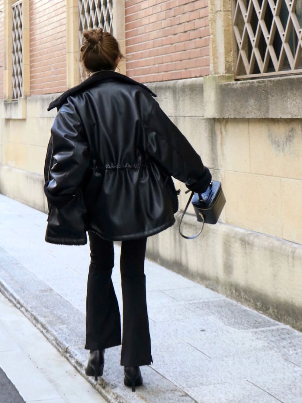 ブラック系のジャケット/アウター、ブラック系のパンツ、ブラック系のブーツを着用したレディースの冬コーディネートの4枚目の写真