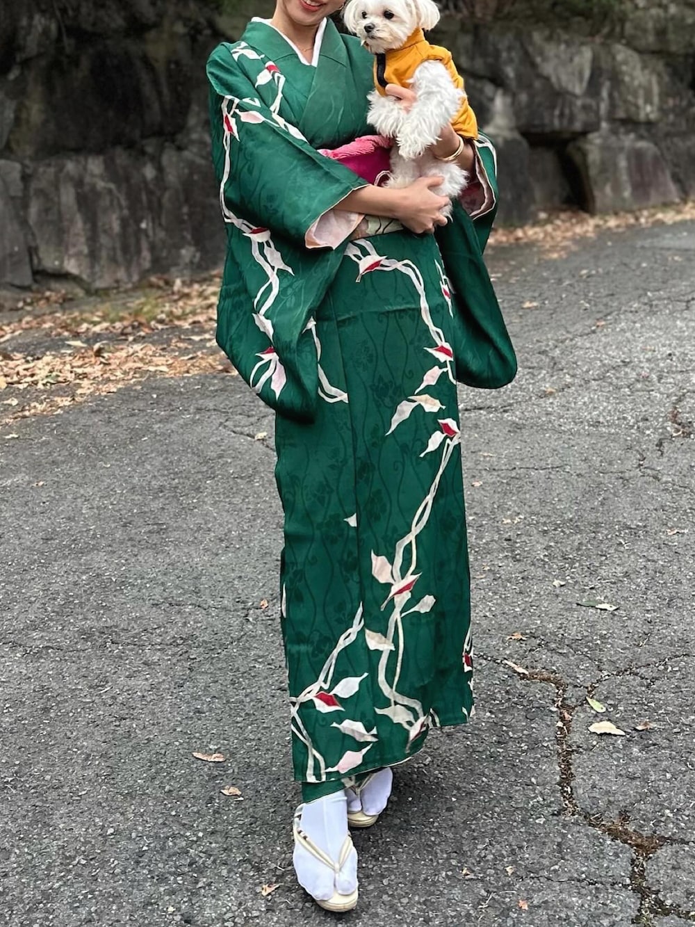 グリーン系の着物を着用したレディースの冬コーディネートの5枚目の写真