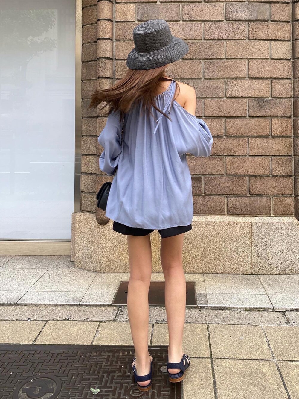 「夏コーデ、カジュアルコーデ、パンツスタイル、今日のコーデ、madder vintage、麦わら帽子、ショートパンツ、きれいめカジュアル、キレイめ、モード、オトナカジュアル、楽チンコーデ、シンプル、カラーコーデ、休日コーデ」｜「Madder vintageのアイテム（トップス、ブルー系）」を使った、Akaneさん（レディース・163cm）の夏コーディネートの2枚目の写真
