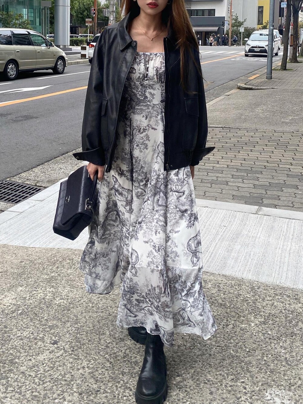 ブラック系のジャケット/アウター、ブラック系のワンピース、ブラック系のブーツを着用したレディースの春コーディネートの5枚目の写真