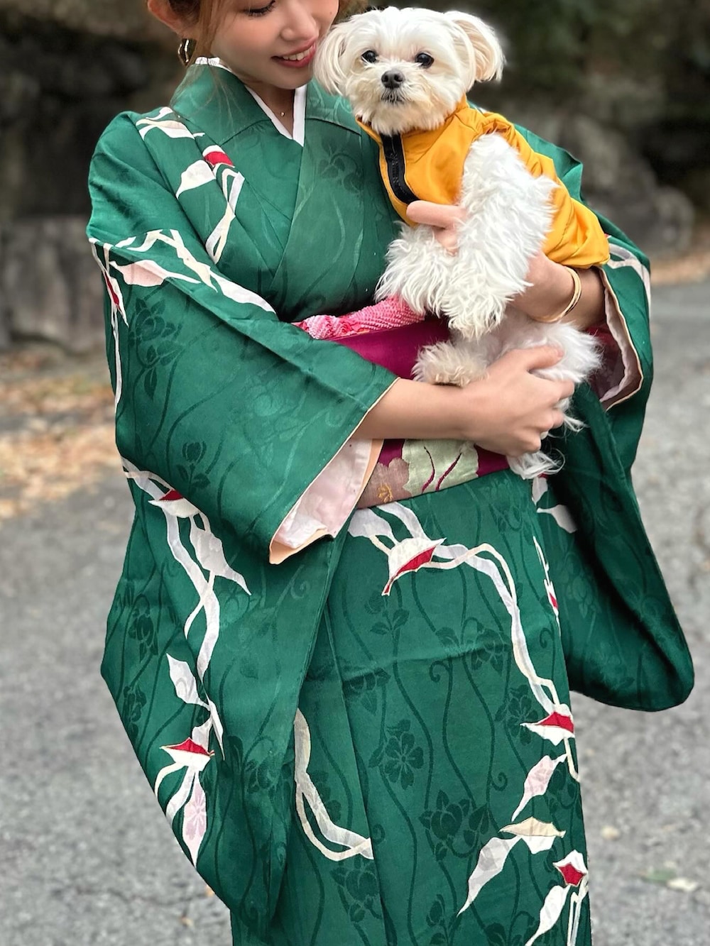 グリーン系の着物を着用したレディースの冬コーディネートの3枚目の写真