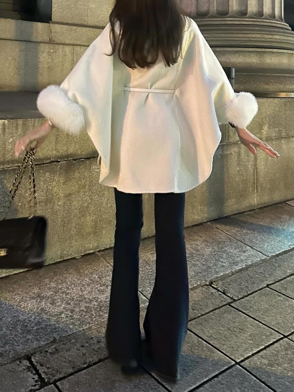 ブルー系のデニムパンツ、ホワイト系のジャケット/アウター、ブラック系のショルダーバッグを着用したレディースの冬コーディネートの5枚目の写真