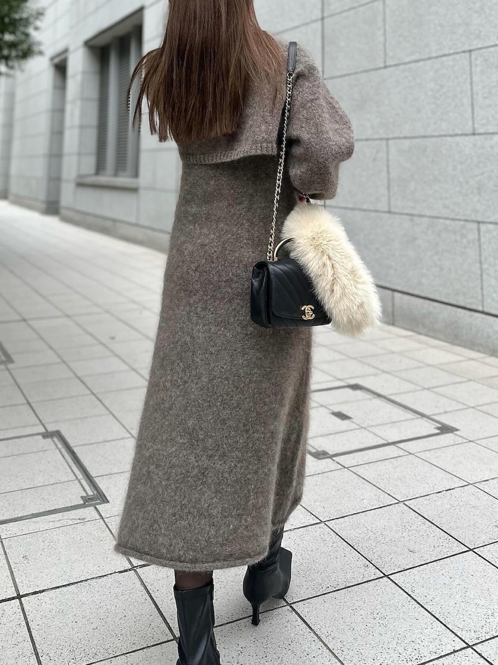 「シンプルスタイル、大人かわいい、シンプル、お洒落さんとつながりたい、キレイめコーデ、madder vintage、SET UP、ワンピース、セットアップ、オケージョン、きれいめカジュアル、キャスケット、サングラス、ブラウン、ワントーンコーデ」｜「Madder vintageのアイテム（ワンピース、ブラウン系）」を使った、Akaneさん（レディース・163cm）の冬コーディネートの5枚目の写真