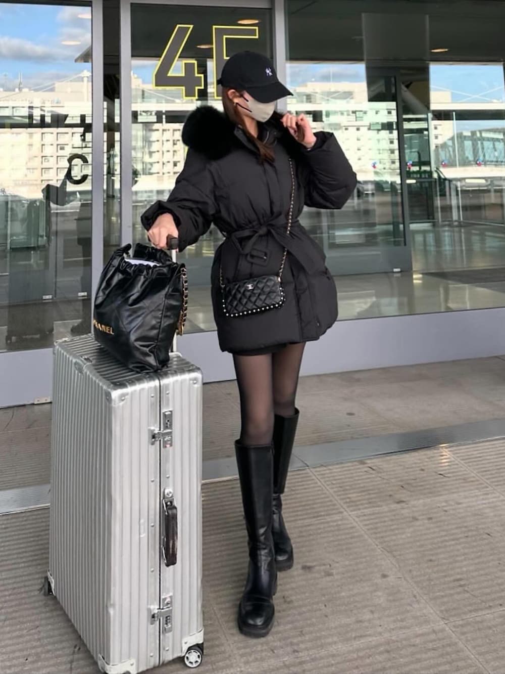 ブラック系のジャケット/アウター、ブラック系のショルダーバッグを着用したレディースの春コーディネートの2枚目の写真