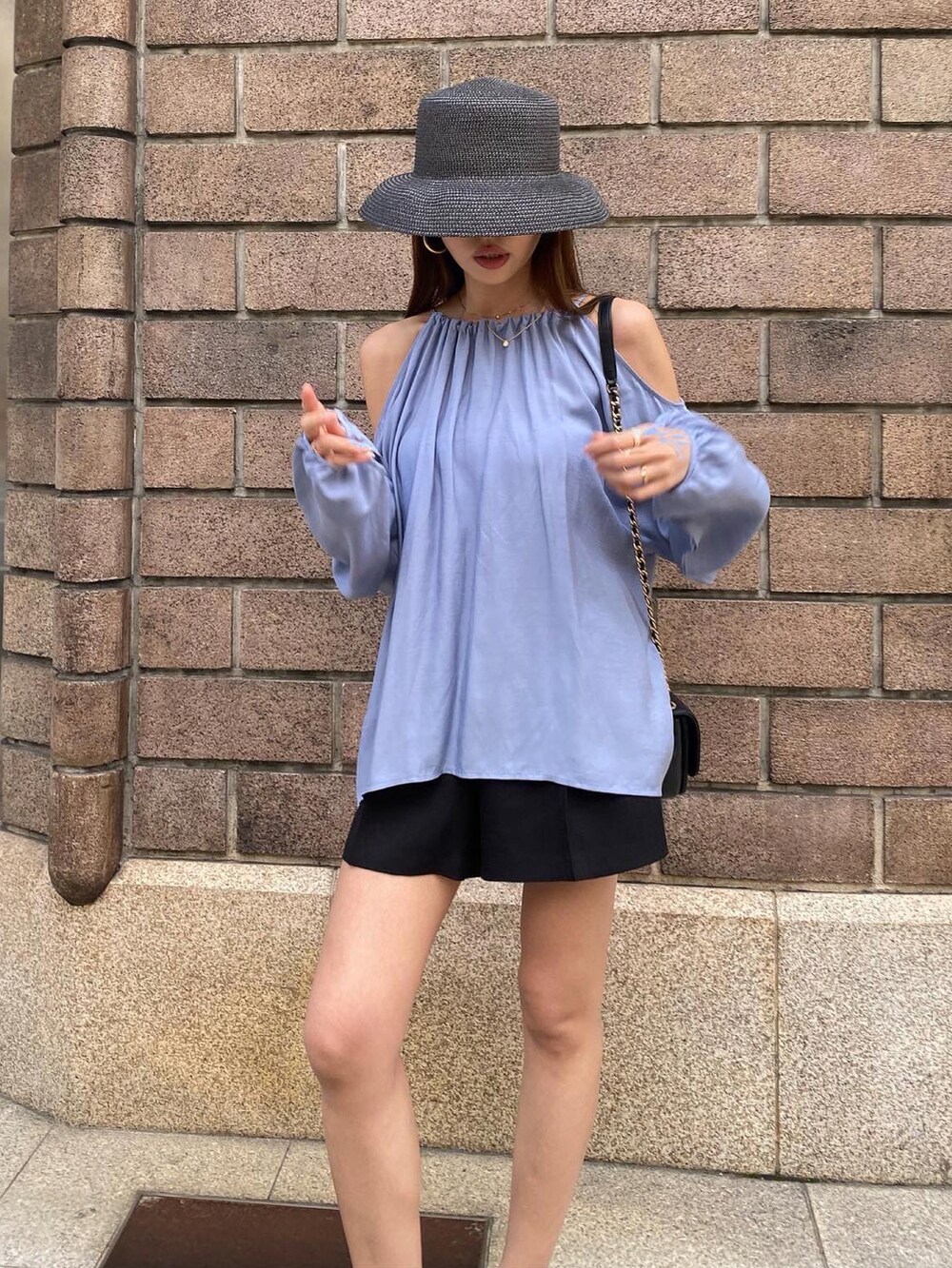 「夏コーデ、カジュアルコーデ、パンツスタイル、今日のコーデ、madder vintage、麦わら帽子、ショートパンツ、きれいめカジュアル、キレイめ、モード、オトナカジュアル、楽チンコーデ、シンプル、カラーコーデ、休日コーデ」｜「Madder vintageのアイテム（トップス、ブルー系）」を使った、Akaneさん（レディース・163cm）の夏コーディネートの3枚目の写真