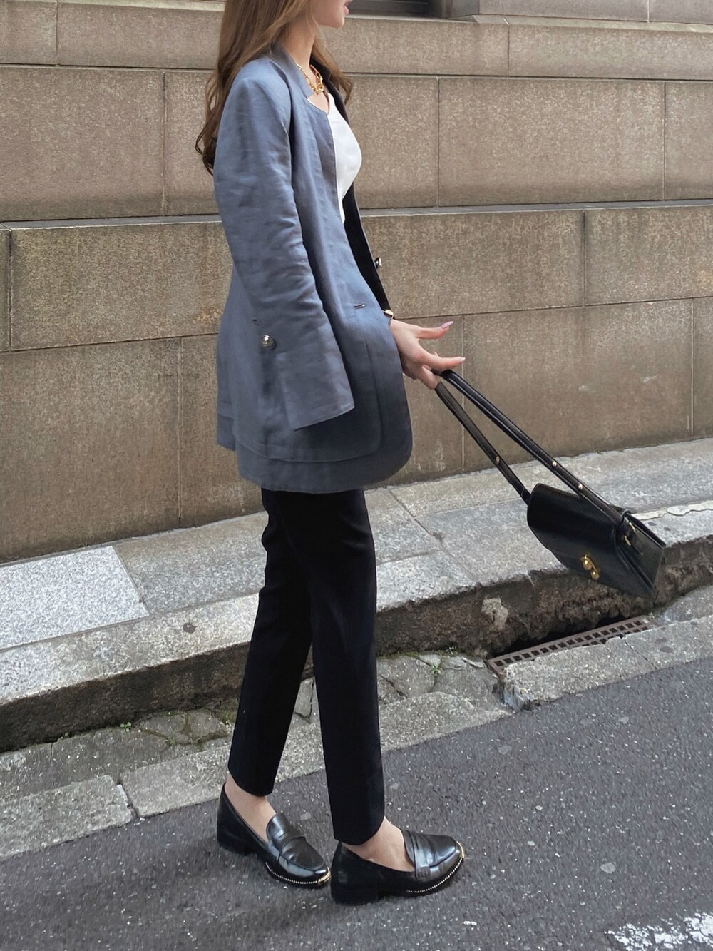 「春服、大人カジュアル、きれいめカジュアル、春カラー、パンツスタイル、大人コーデ、休日スタイル、madder vintage、christian dior、Dior、モード、古着MIX、モノトーン、ローファー、オトナカジュアル」｜「Christian Diorのアイテム（ジャケット/アウター、グレー系）」を使った、Akaneさん（レディース・163cm）の春コーディネートの2枚目の写真