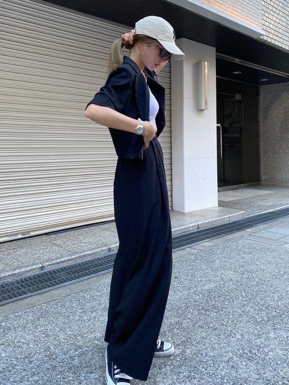 ホワイト系のTシャツ/カットソー、ブラック系のショルダーバッグ、ブラック系のスーツセットを着用したレディースの夏コーディネートの2枚目の写真