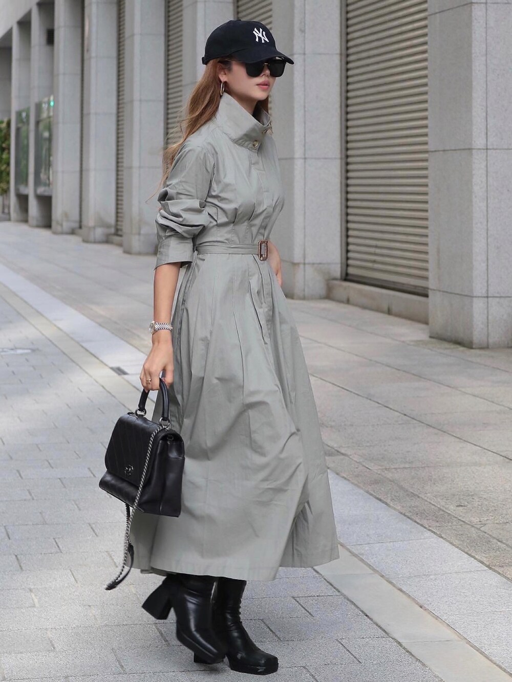 ブラック系のバッグ、その他のワンピース、ブラック系のキャップを着用したレディースの秋コーディネートの4枚目の写真