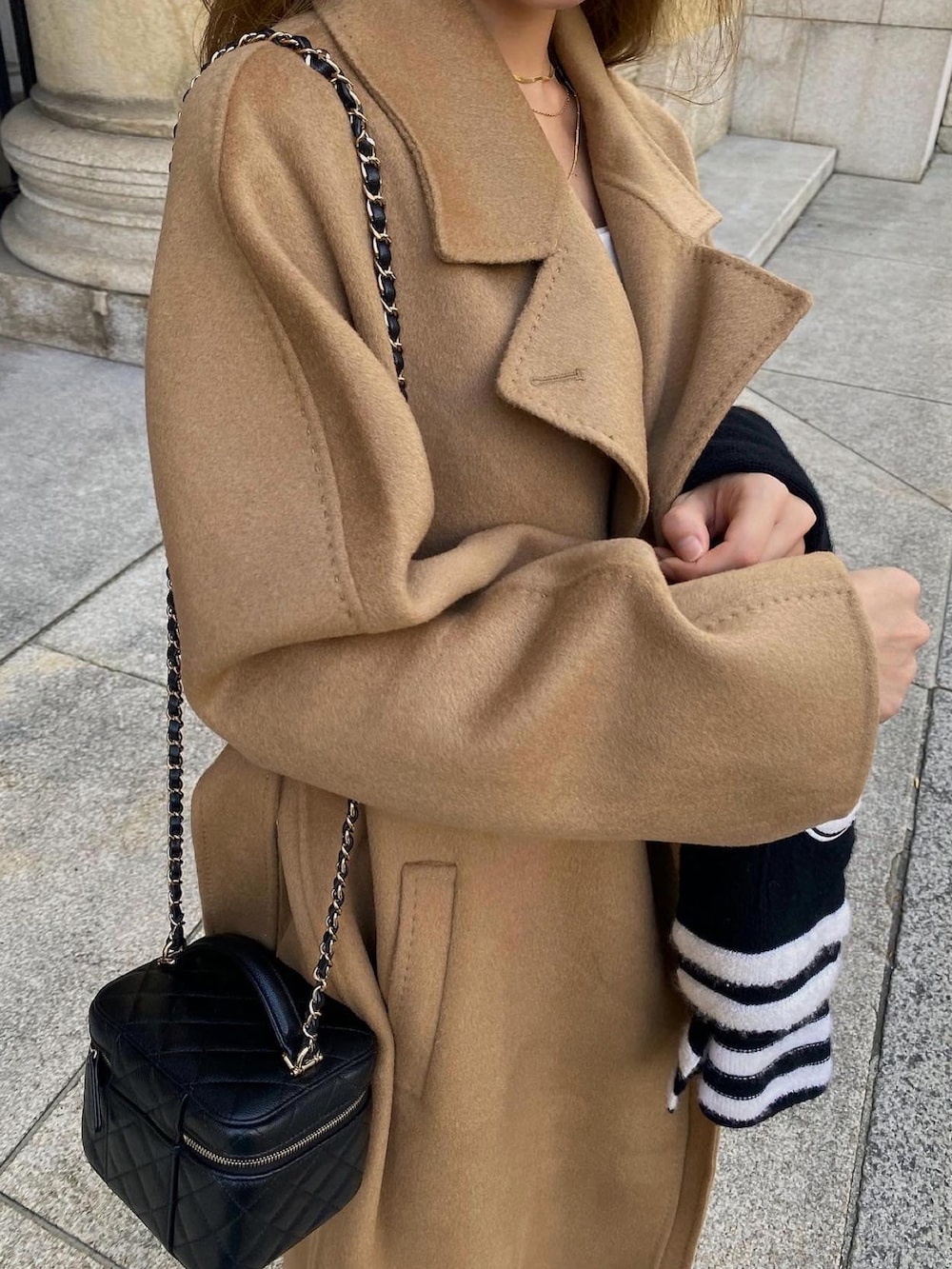 ブラウン系のジャケット/アウター、ブルー系のデニムパンツ、ブラック系のショルダーバッグを着用したレディースの秋コーディネートの5枚目の写真