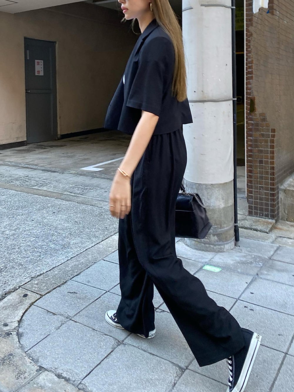 ホワイト系のTシャツ/カットソー、ブラック系のショルダーバッグ、ブラック系のスーツセットを着用したレディースの夏コーディネートの5枚目の写真