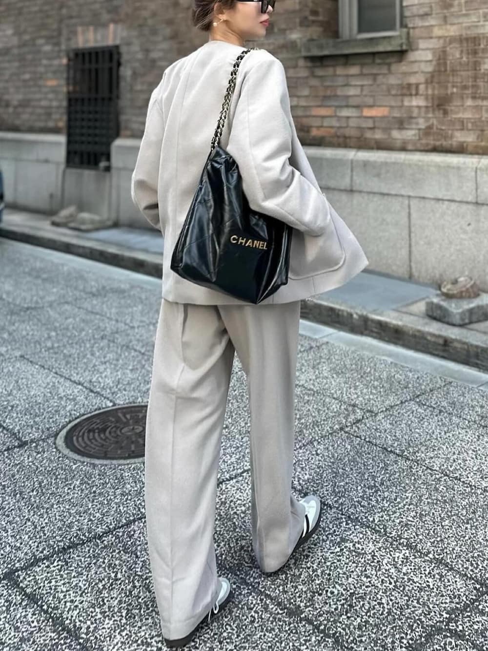 「春のNewスタイル、春、楽チンコーデ、シンプルスタイル、プチプラコーデ、パンツコーデ、大人ファッション、スポーツミックス、madder vintage、SET UP、スニーカー、メンズファッション、オーバーサイズ、スラックス、セットアップ」｜「Madder vintageのアイテム（セットアップ、グレー系）」を使った、Akaneさん（レディース・163cm）の春コーディネートの4枚目の写真