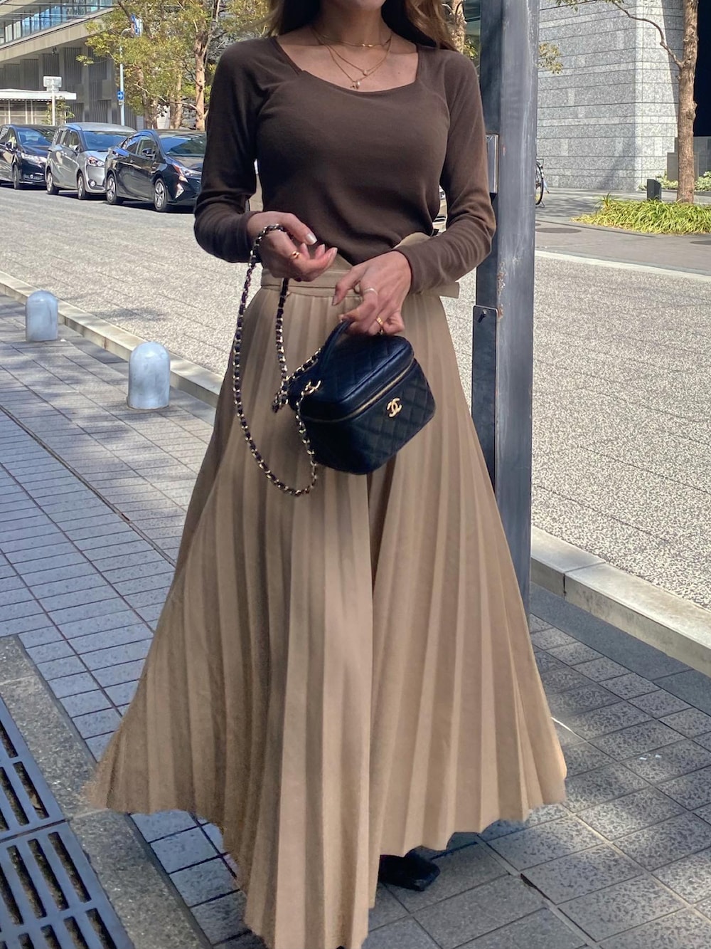 「オトナカジュアル、カジュアル、春夏コーデ、春服みてみて、madder vintage、ベージュ、ロングスカート、プリーツスカート、レザースカート、淡色コーデ、リブニット、きれいめカジュアル、キレイめ、モード、休日スタイル」｜「Madder vintageのアイテム（スカート、ベージュ系）」を使った、Akaneさん（レディース・163cm）の春コーディネートの2枚目の写真