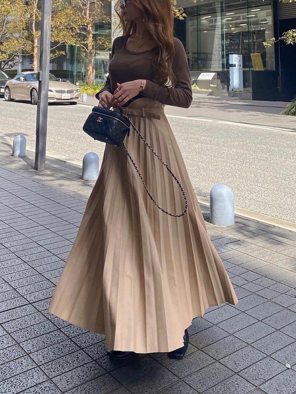「オトナカジュアル、カジュアル、春夏コーデ、春服みてみて、madder vintage、ベージュ、ロングスカート、プリーツスカート、レザースカート、淡色コーデ、リブニット、きれいめカジュアル、キレイめ、モード、休日スタイル」｜「Madder vintageのアイテム（スカート、ベージュ系）」を使った、Akaneさん（レディース・163cm）の春コーディネートの5枚目の写真