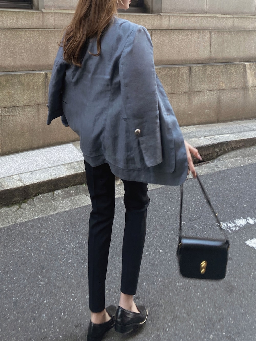 「春服、大人カジュアル、きれいめカジュアル、春カラー、パンツスタイル、大人コーデ、休日スタイル、madder vintage、christian dior、Dior、モード、古着MIX、モノトーン、ローファー、オトナカジュアル」｜「Christian Diorのアイテム（ジャケット/アウター、グレー系）」を使った、Akaneさん（レディース・163cm）の春コーディネートの3枚目の写真