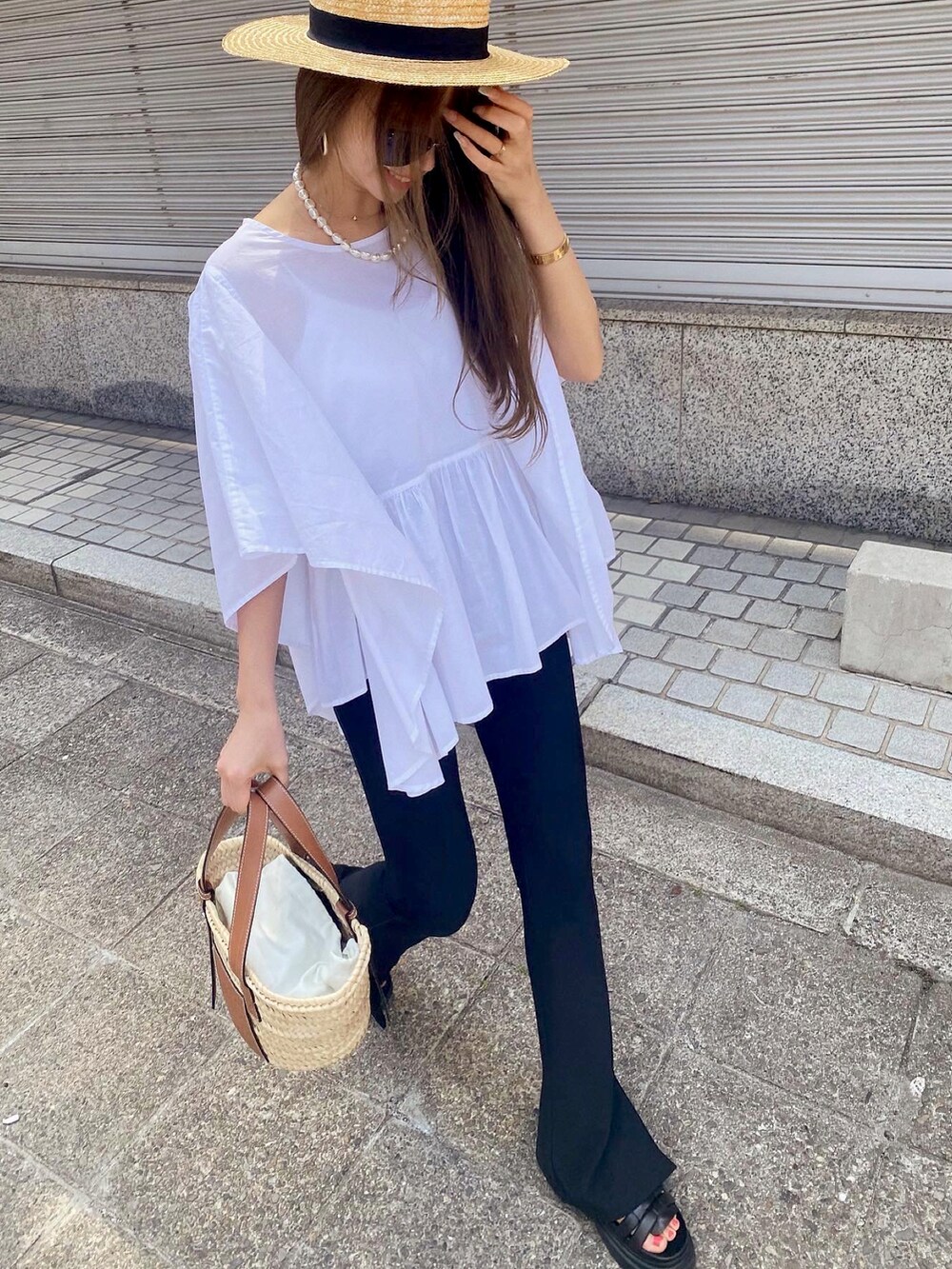 「シンプル、春夏コーデ、カジュアルコーデ、夏コーデ、大人コーデ、骨格ウェーブ、madder vintage、かごバッグ、リブパンツ、LOEWE、むぎわら帽子、オトナカジュアル、きれいめカジュアル、厚底サンダル、モノトーン」｜「Madder vintageのアイテム（シャツ/ブラウス、ホワイト系）」を使った、Akaneさん（レディース・163cm）の春コーディネートの2枚目の写真