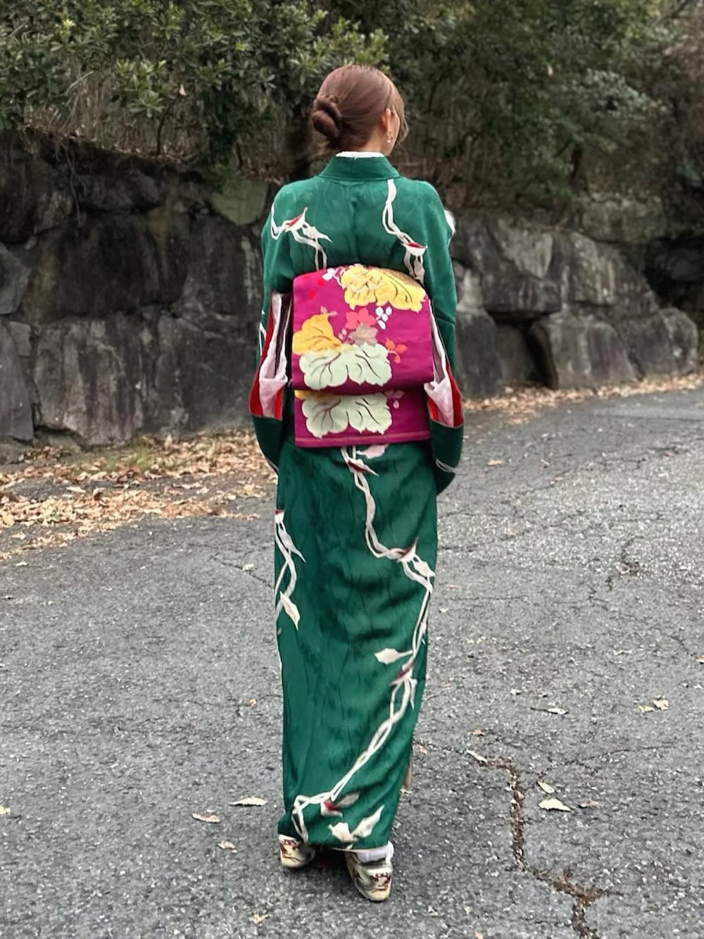 グリーン系の着物を着用したレディースの冬コーディネートの4枚目の写真