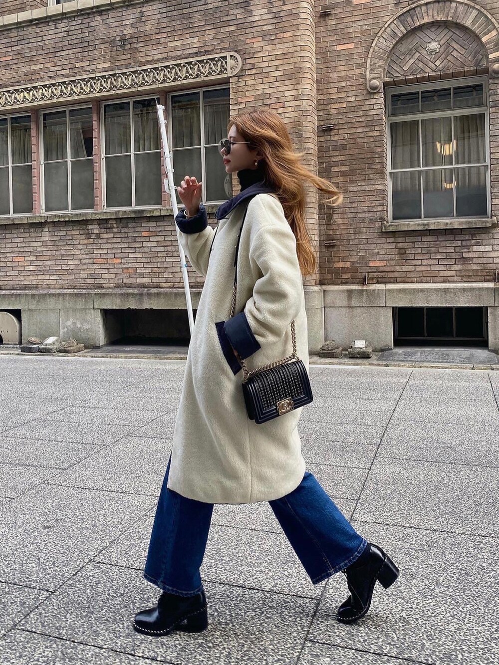 「シンプルコーデ、カジュアル、楽チンコーデ、madder vintage、キルティング、ボアコート、キルティングコート、リバーシブル、オトナカジュアル、大人カジュアル、カジュアルコーデ、カチューシャ、きれいめカジュアル、デニム、ワイドパンツ」｜「Madder vintageのアイテム（デニムパンツ、ブルー系）」を使った、Akaneさん（レディース・163cm）の秋コーディネートの2枚目の写真