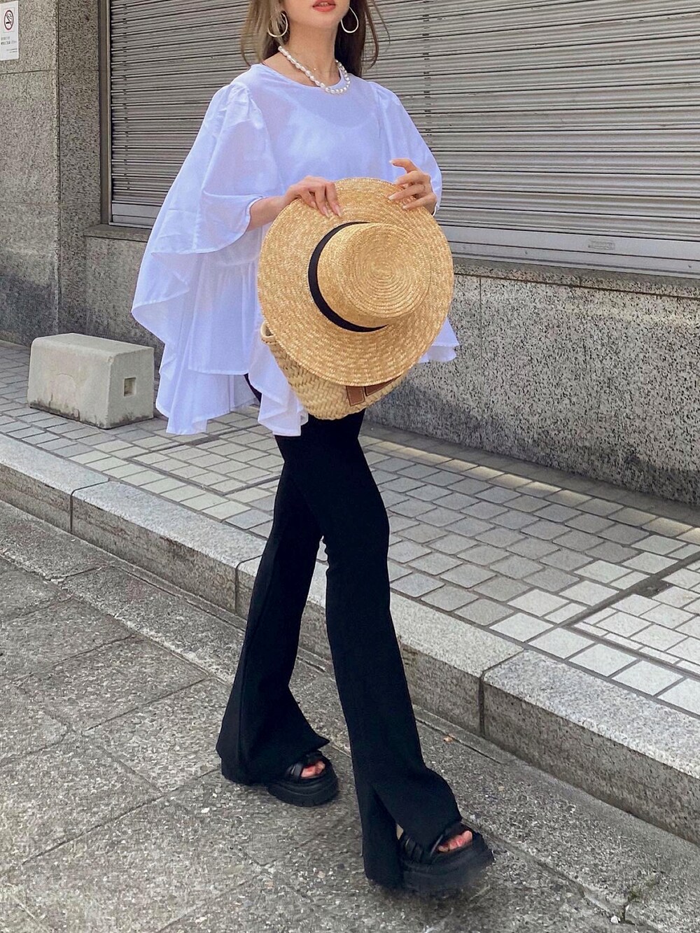 「シンプル、春夏コーデ、カジュアルコーデ、夏コーデ、大人コーデ、骨格ウェーブ、madder vintage、かごバッグ、リブパンツ、LOEWE、むぎわら帽子、オトナカジュアル、きれいめカジュアル、厚底サンダル、モノトーン」｜「Madder vintageのアイテム（シャツ/ブラウス、ホワイト系）」を使った、Akaneさん（レディース・163cm）の春コーディネートの3枚目の写真