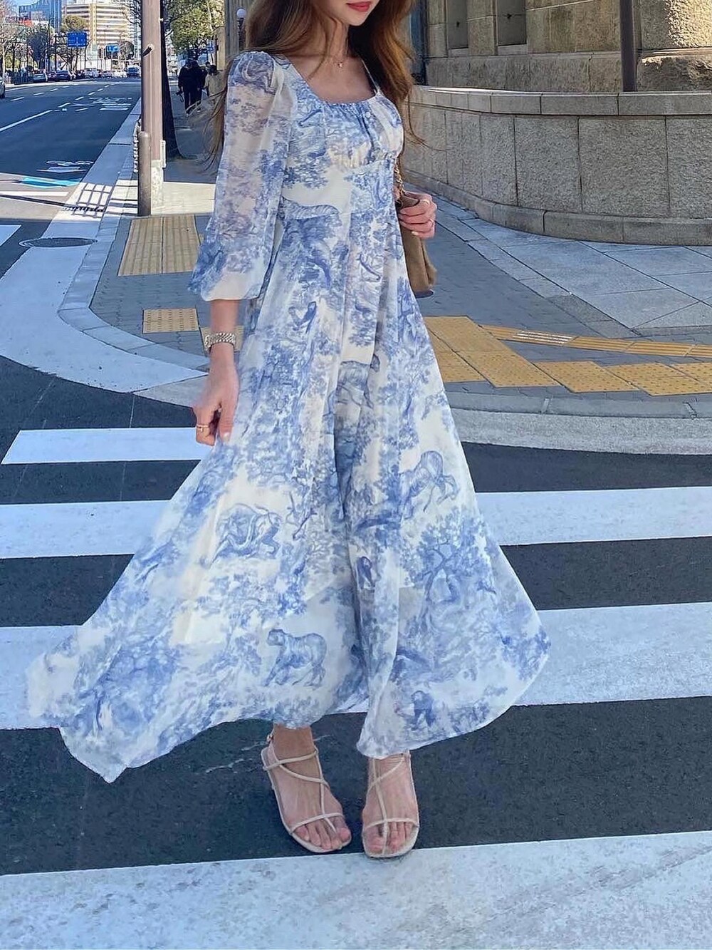 ブルー系のワンピース/ドレス、ホワイト系のサンダル、ゴールド系のショルダーバッグを着用したレディースの春コーディネートの3枚目の写真