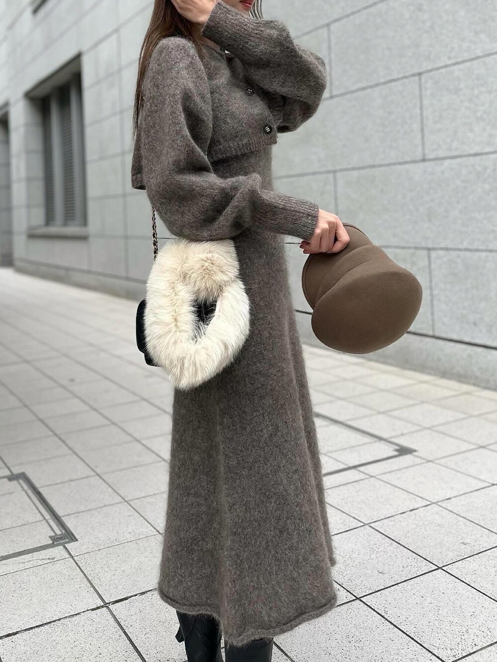 「シンプルスタイル、大人かわいい、シンプル、お洒落さんとつながりたい、キレイめコーデ、madder vintage、SET UP、ワンピース、セットアップ、オケージョン、きれいめカジュアル、キャスケット、サングラス、ブラウン、ワントーンコーデ」｜「Madder vintageのアイテム（ワンピース、ブラウン系）」を使った、Akaneさん（レディース・163cm）の冬コーディネートの4枚目の写真