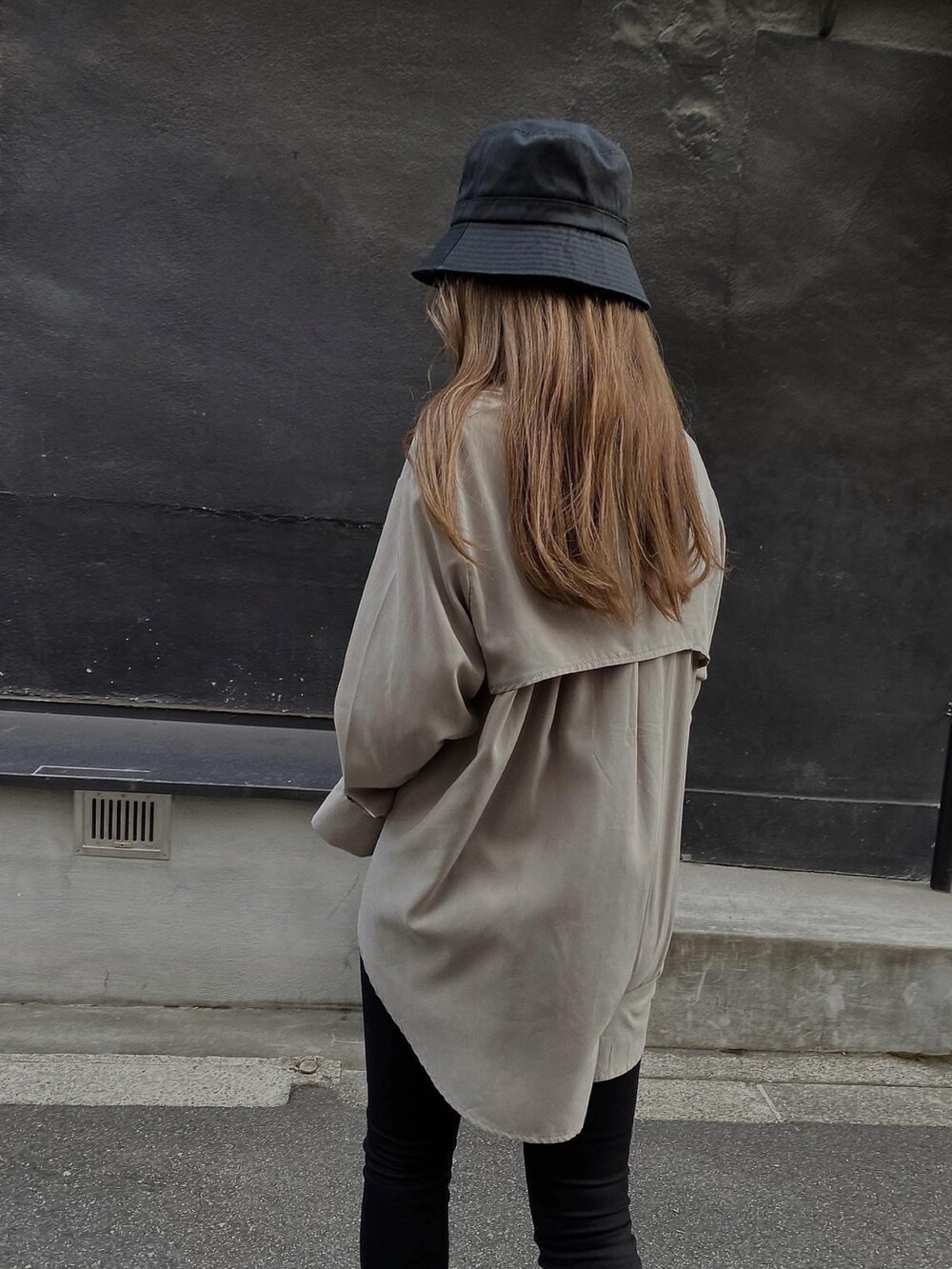 グリーン系のシャツ/ブラウス、ブラック系のデニムパンツ、ブラック系のブーツを着用したレディースの春コーディネートの4枚目の写真