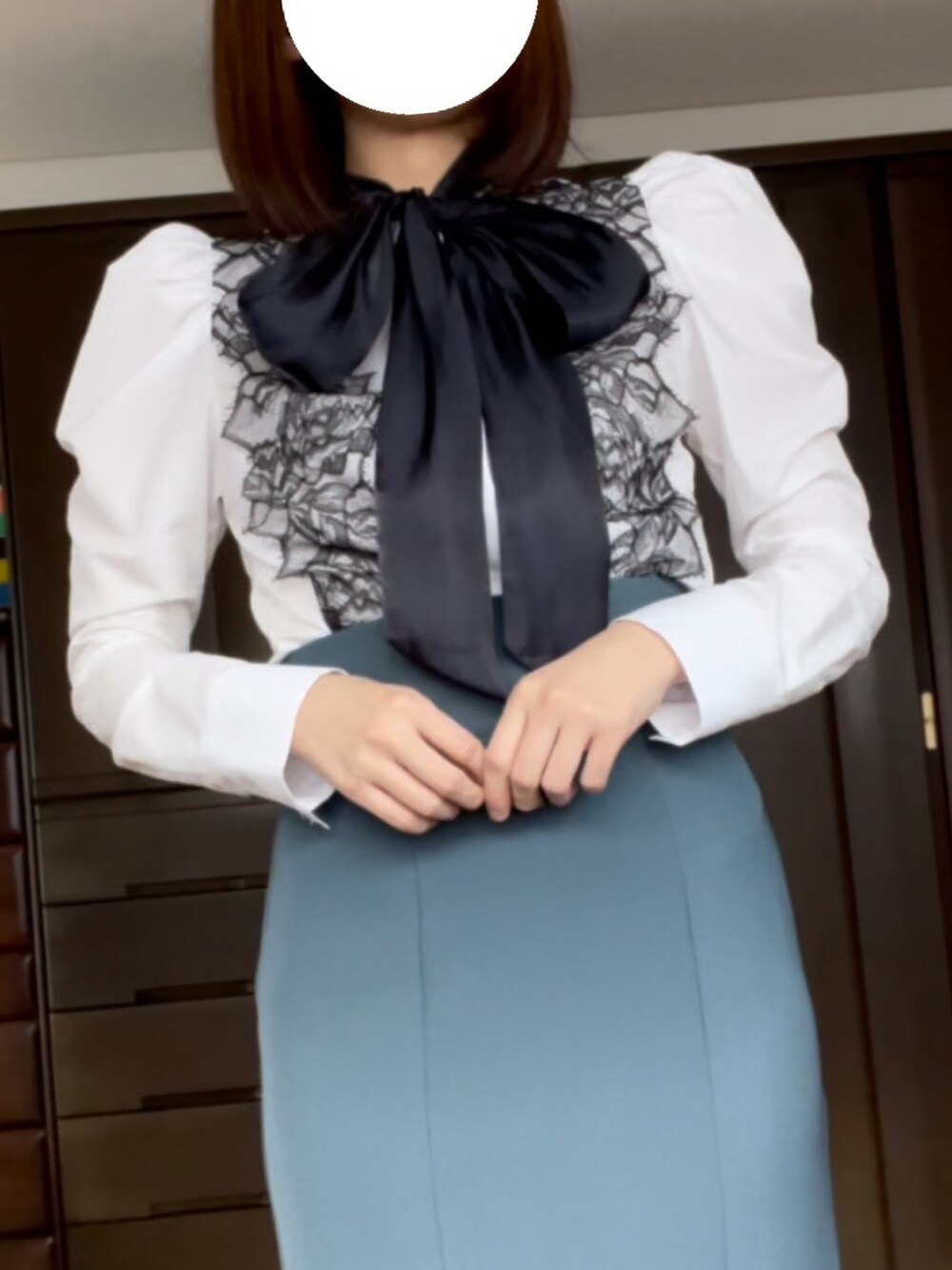 ホワイト系のトップス、グリーン系のスカート、ホワイト系のブーツを着用したレディースの冬コーディネートの2枚目の写真