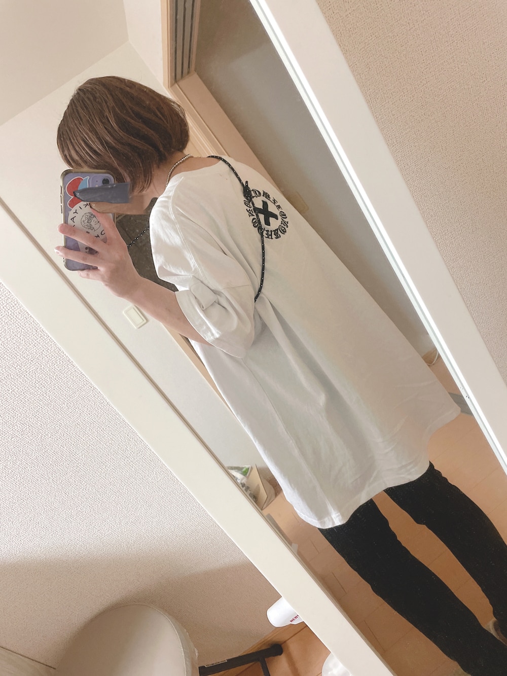 レッド系のシャツ/ブラウス、その他のTシャツ/カットソー、ブラック系のパンツを着用したレディースの夏コーディネートの3枚目の写真