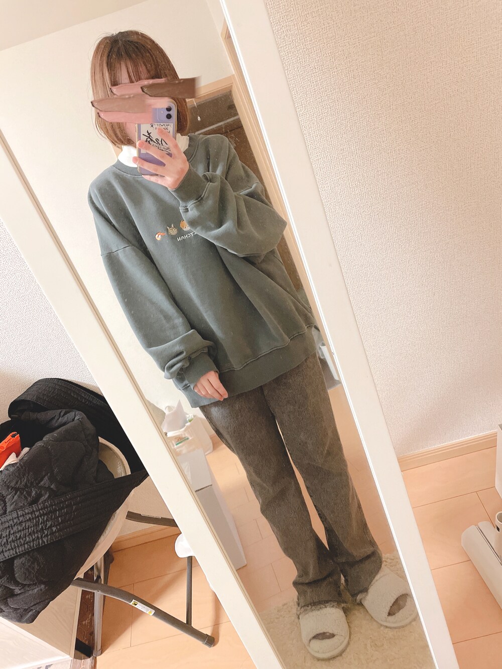 「服とコスメでなりたい自分に、冬のコーデ、通勤コーデ、フレアデニム、ビッグシルエット、ボアジャケット、タートルネック、くすみカラー、マフラーコーデ、グレーコーデ」｜「GLOBAL WORKのボアスタンドブルゾン/295910（ブルゾン、ホワイト系）」を使った、ユズルさん（レディース・151cm）の冬コーディネートの2枚目の写真