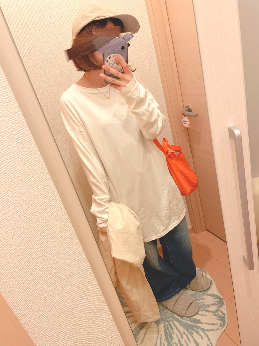 ホワイト系のシャツ/ブラウス、ホワイト系のTシャツ/カットソー、オレンジ系のショルダーバッグを着用したレディースの春コーディネートの2枚目の写真