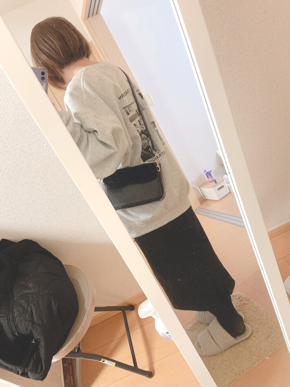 「休日コーデ、サロン帰り、オーバーサイズ、ビッグスウェット、バックプリント、モノトーンコーデ、グレースウェット、シンフルコーデ、ナロースカート、フォトプリント」｜「mysticの【新色追加】PHOTO スウェット（スウェット、グレー系）」を使った、ユズルさん（レディース・151cm）の冬コーディネートの2枚目の写真