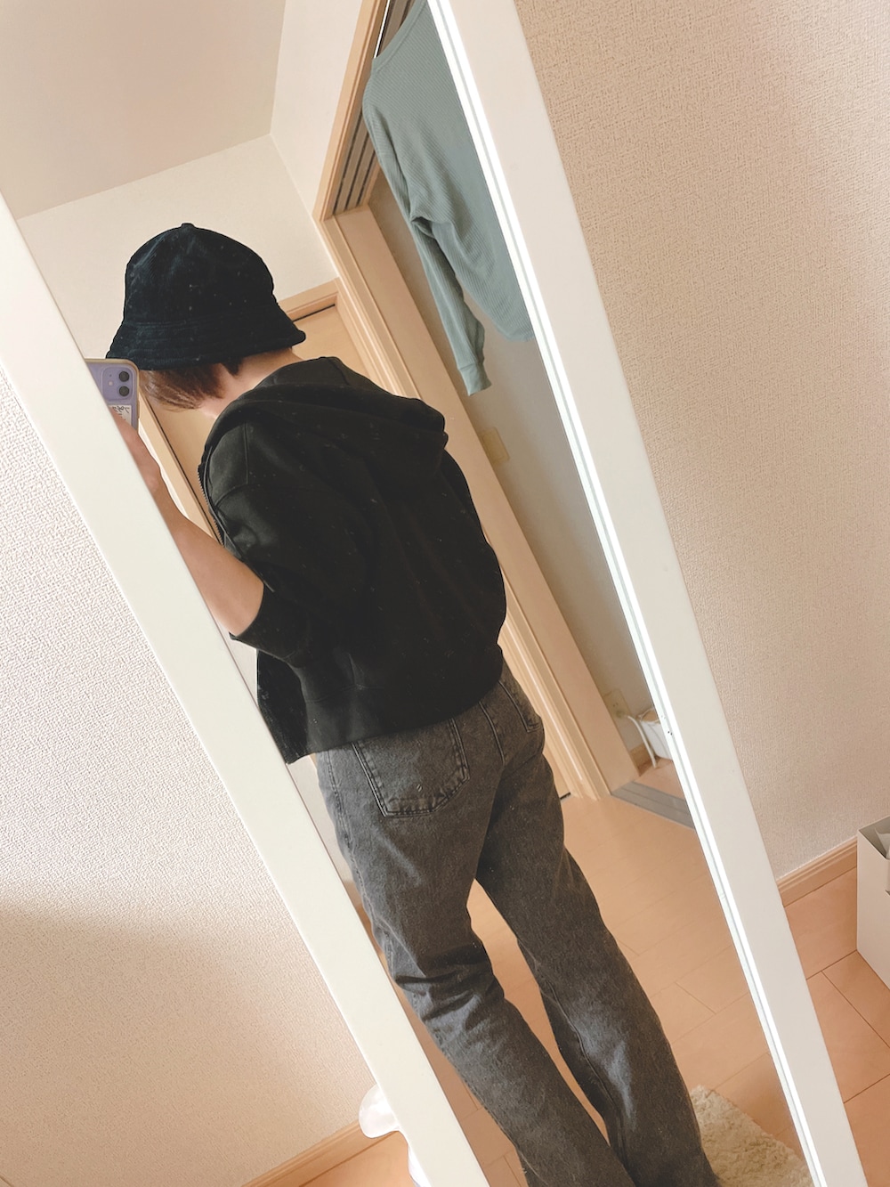 ブラウン系のパーカー、ホワイト系のTシャツ/カットソー、その他のTシャツ/カットソーを着用したレディースの秋コーディネートの4枚目の写真