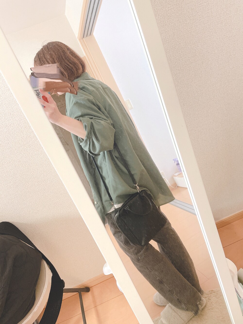 グリーン系のシャツ/ブラウス、ホワイト系のTシャツ/カットソー、ブラック系のボストンバッグを着用したレディースの春コーディネートの2枚目の写真