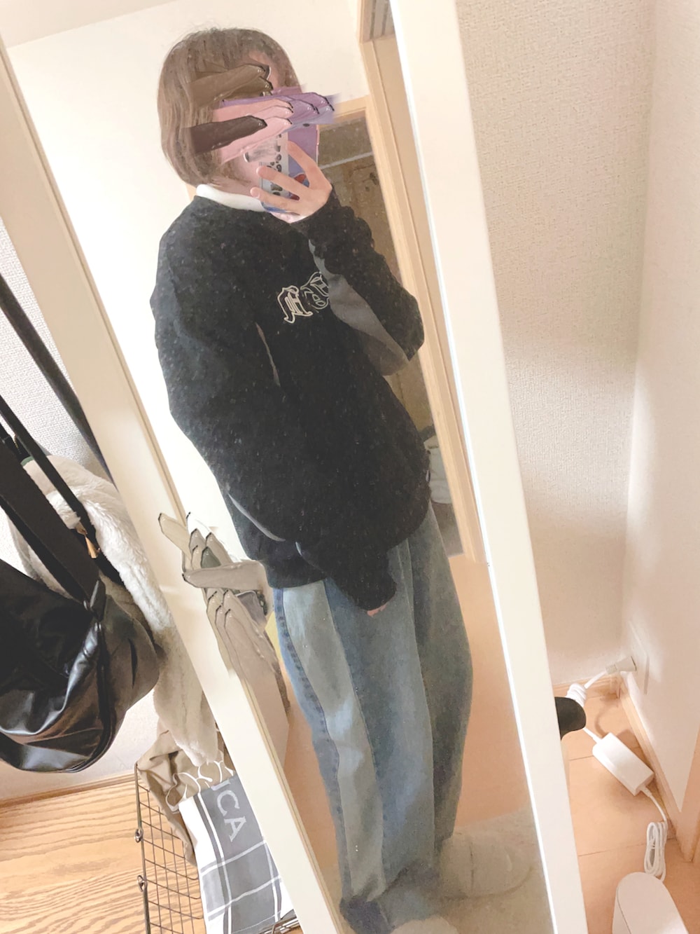 ブラック系のジャケット/アウター、ホワイト系のTシャツ/カットソー、ベージュ系のTシャツ/カットソーを着用したレディースの冬コーディネートの2枚目の写真