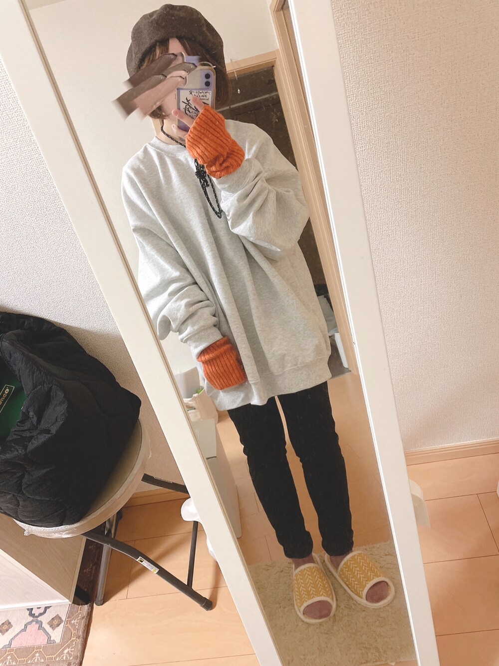 ベージュ系のその他アウター、グレー系のスウェット、ブラウン系のボディバッグ/ウエストポーチを着用したレディースの冬コーディネートの2枚目の写真