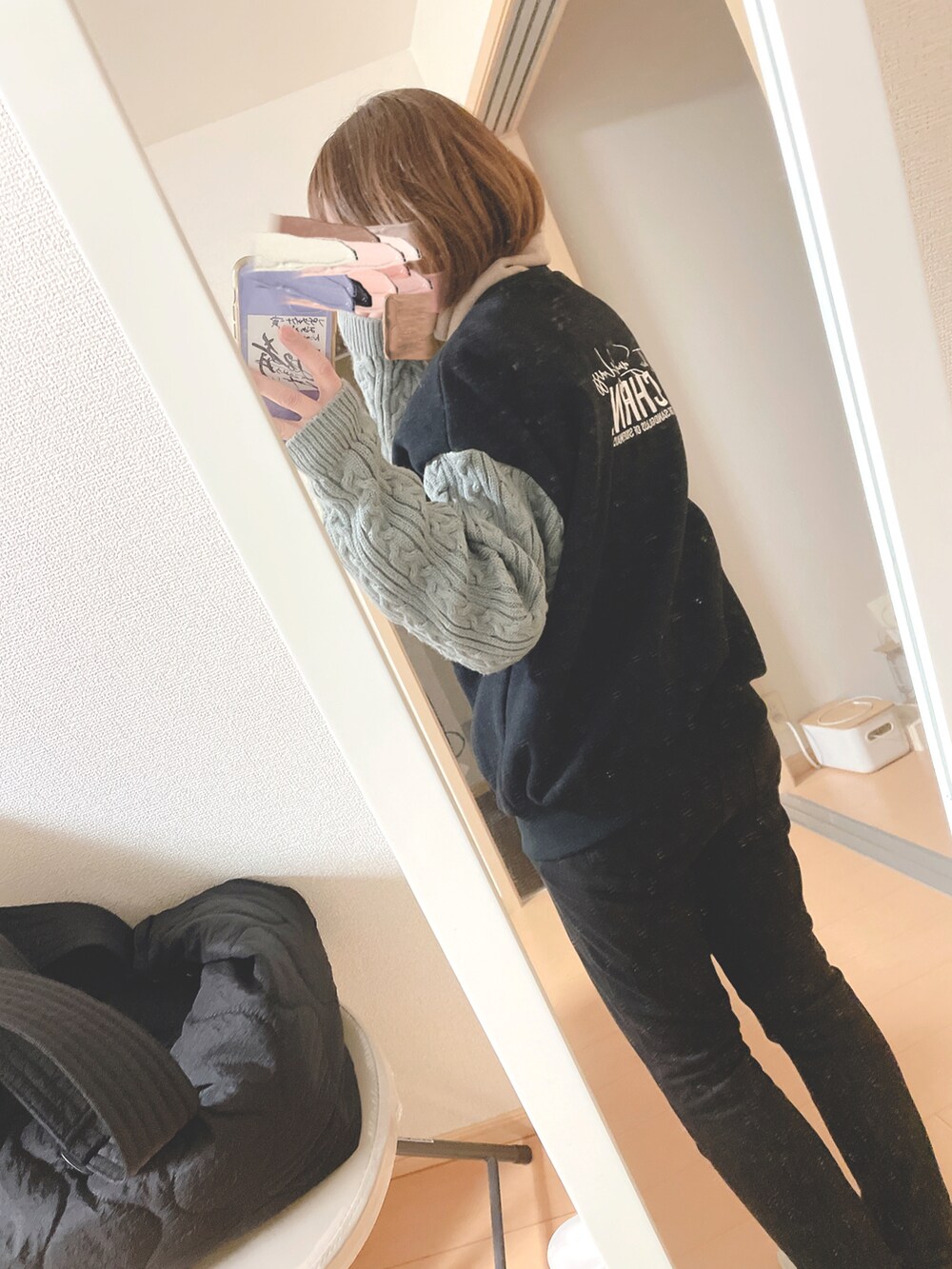 ベージュ系のTシャツ/カットソー、ベージュ系のその他アウター、ブラック系のスウェットを着用したレディースの冬コーディネートの2枚目の写真